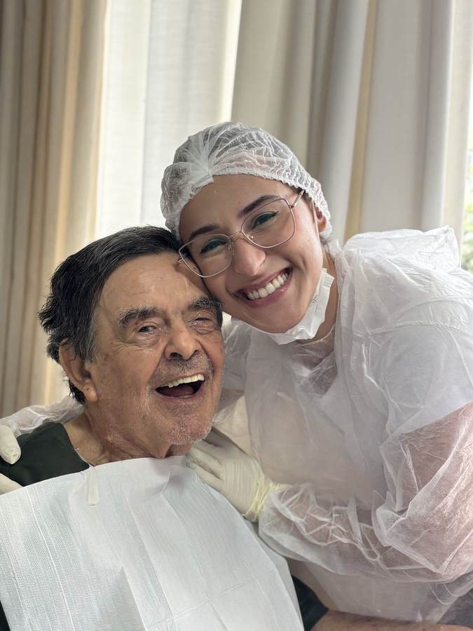 Dentista atendendo paciente idoso em casa