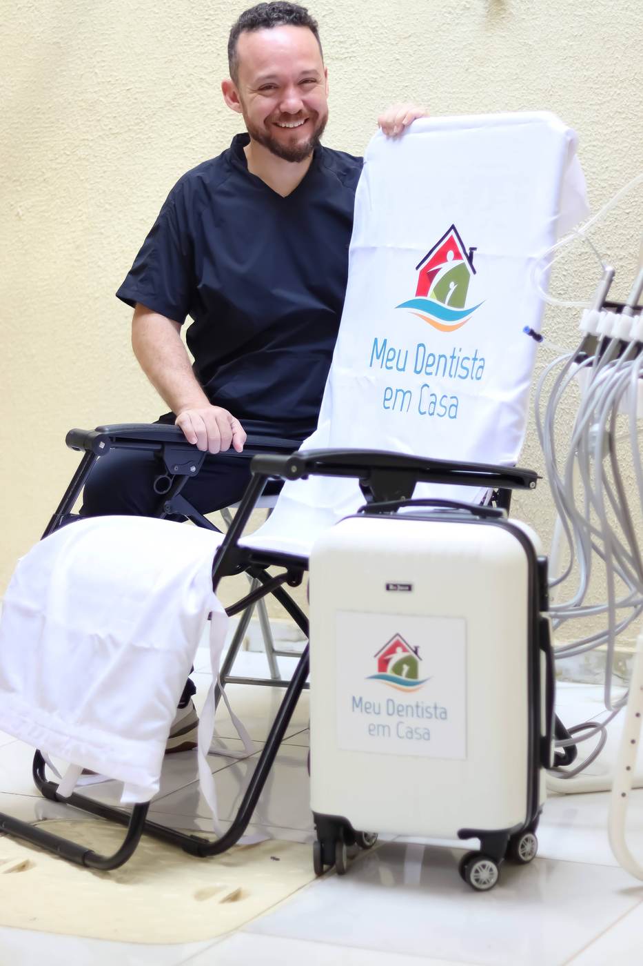 Dentista com equipamento móvel de atendimento domiciliar